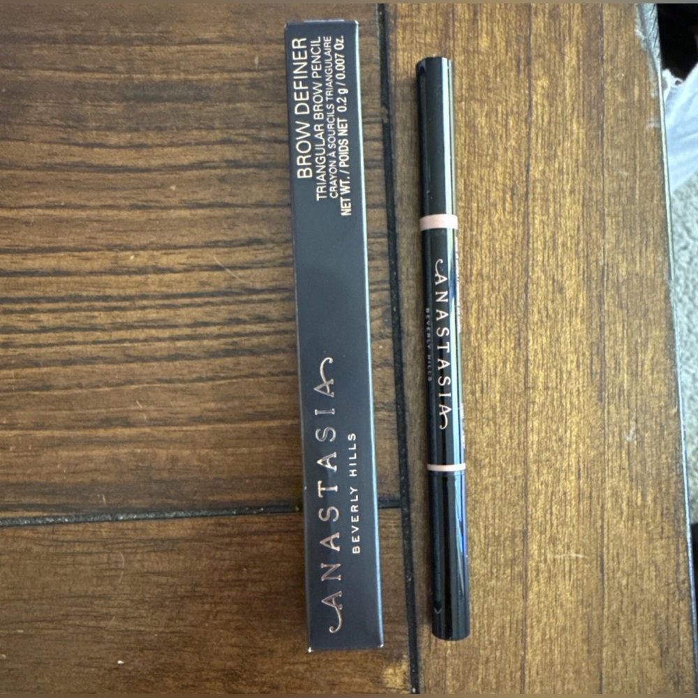 Anastasia Beverly Hills Brow Definer in Medium Brown. Full size 0.007 Oz